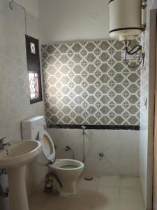 Bathroom Image of 850 Sq.ft 1 BHK Independent House for rent in Sector 26 Noida for Rs. 23000