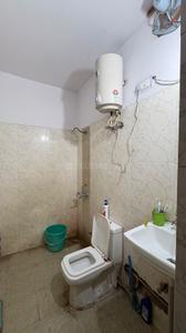 Bathroom Image of 1400 Sq.ft 2 BHK Builder Floor for rent in Sector 40 Gurgaon for Rs. 35000