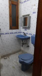 Bathroom Image of 720 Sq.ft 1 BHK Builder Floor for rent in Mukherjee Nagar New Delhi for Rs. 18000