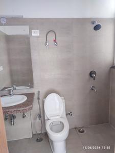 Bathroom Image of 1400 Sq.ft 3 BHK Independent House for rent in RG Luxury Homes Tower A F And M, Noida Extension Greater Noida for Rs. 27000