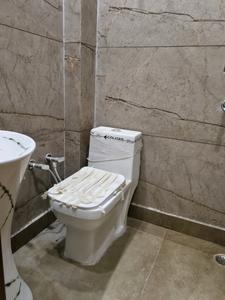 Common Bathroom Image of 406 Sq.ft 1 BHK Apartment / Flat for rent in Dwarka Mor New Delhi for Rs. 17500
