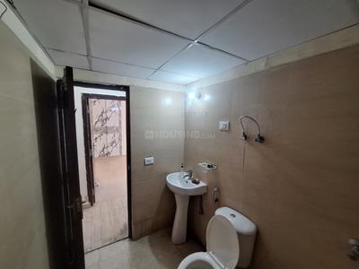 Bathroom Image of 1400 Sq.ft 3 BHK Apartment / Flat for rent in Noida Extension Greater Noida for Rs. 24000