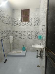 Bathroom Image of 1700 Sq.ft 2 BHK Independent House for rent in Mirzapur Pachpedwa Gorakhpur for Rs. 12000