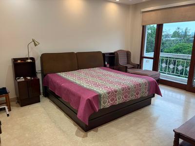Bedroom Image of 2800 Sq.ft 3 BHK Builder Floor for rent in New Friends Colony New Delhi for Rs. 350000