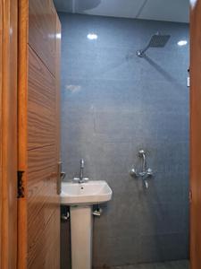Common Bathroom Image of 1050 Sq.ft 2 BHK Apartment / Flat for sale in  Ridhi Apartment , Sector 104 Noida for Rs. 4250000