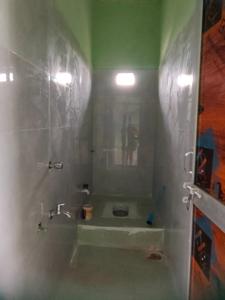 Bathroom Image of 800 Sq.ft 2 BHK Apartment / Flat for rent in Paigamber Pur Kolhua Muzaffarpur for Rs. 4500