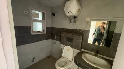 Image of 1969 Sq.ft 3 BHK Apartment / Flat for sale in Pareena Express Heights, Sector 99, Gurgaon for Rs. 18000000