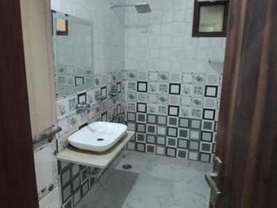 Bathroom Image of 1400 Sq.ft 3 BHK Builder Floor for rent in Preet Vihar New Delhi for Rs. 35000