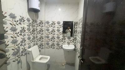 Bathroom Image of 290 Sq.ft 1 RK Independent House for rent in DLF Phase 3 Gurgaon for Rs. 15000