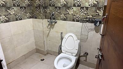 Bathroom Image of 400 Sq.ft 1 RK Apartment / Flat for rent in Sector 43 Gurgaon for Rs. 20000