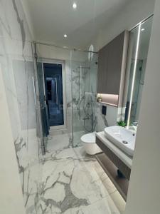 Bathroom Image of 1900 Sq.ft 3 BHK Apartment / Flat for sale in Raheja Atlantis 1, Juinagar Navi Mumbai for Rs. 45000000