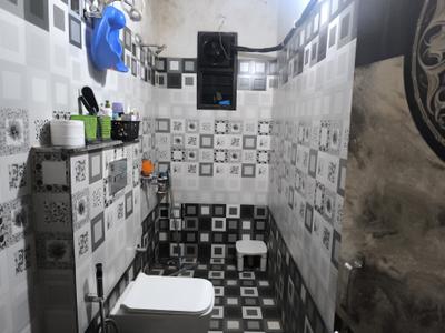 Bathroom Image of 675 Sq.ft 1 BHK Independent House for rent in Sector 104 Gurgaon for Rs. 16000