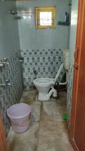 Bathroom Image of 850 Sq.ft 2 BHK Independent House for rent in Patuli Kolkata for Rs. 16000