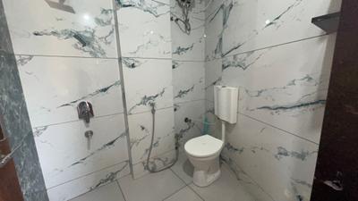 Bathroom Image of 900 Sq.ft 1 BHK Apartment / Flat for rent in Bulandshahr Indore for Rs. 22500