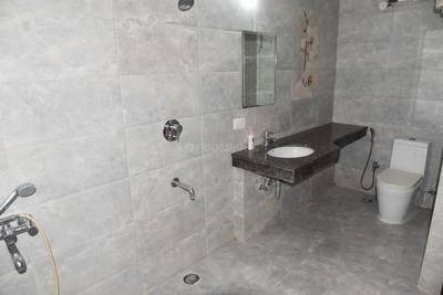 Bathroom Image of 3000 Sq.ft 4 BHK Apartment / Flat for sale in Omaxe Heights , Gomti Nagar Lucknow for Rs. 25500000