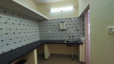 Kitchen Image of 850 Sq.ft 1 BHK Builder Floor for rent in Cox Town Bengaluru for Rs. 18000