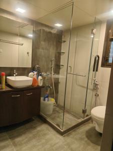 Bathroom Image of 750 Sq.ft 1 BHK Apartment / Flat for rent in Andromeda Apartment, Worli Mumbai for Rs. 80000