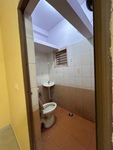 Bathroom Image of 450 Sq.ft 1 BHK Apartment / Flat for rent in Domlur Layout Bengaluru for Rs. 17000