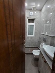 Bathroom Image of 910 Sq.ft 2 BHK Independent House for rent in Rajouri Garden New Delhi for Rs. 38000