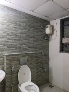 Common Bathroom Image of 550 Sq.ft 1.5 BHK Apartment / Flat for rent in Lodha Palava Downtown, Palava Phase 2 Thane for Rs. 13000