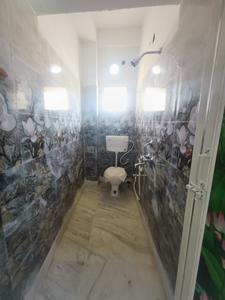 Bathroom Image of 750 Sq.ft 2 BHK Apartment / Flat for sale in Tollygunge Kolkata for Rs. 2400000
