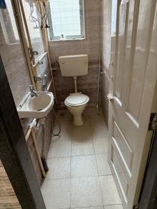 Bathroom Image of 526 Sq.ft 1 BHK Apartment / Flat for rent in Swaraj Homes Bhagwan Singh Apartment, Mahim Mumbai for Rs. 60000