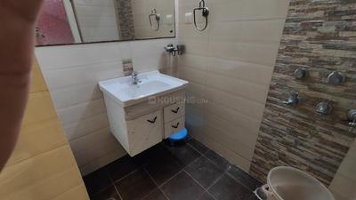 Bathroom Image of 650 Sq.ft 1 BHK Builder Floor for rent in Chittaranjan Park New Delhi for Rs. 35000