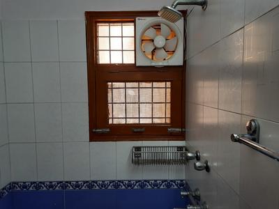 Bathroom Image of 1800 Sq.ft 3 BHK Apartment / Flat for rent in Sector 23 Dwarka New Delhi for Rs. 50000