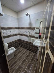Bathroom Image of 850 Sq.ft 2 BHK Apartment / Flat for rent in Super Avenue Apartment, Sector 73 Noida for Rs. 27000