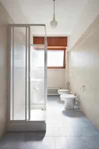 Bathroom Image of 2650 Sq.ft 4 BHK Apartment / Flat for sale in Bandra West Mumbai for Rs. 125709104
