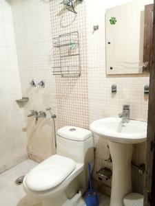 Bathroom Image of 1350 Sq.ft 2 BHK Builder Floor for rent in East Of Kailash New Delhi for Rs. 75000