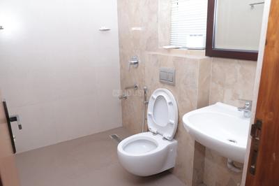 Bathroom Image of 3500 Sq.ft 4 BHK Villa for rent in Meridian The Sovereign, Panangad Kochi for Rs. 75000