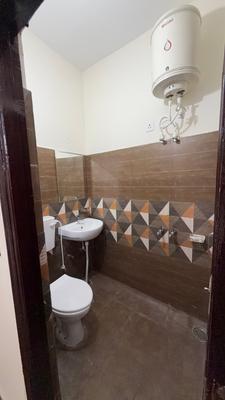 Bathroom Image of 190 Sq.ft 1 RK Apartment / Flat for rent in Kumarhatti Solan for Rs. 8000