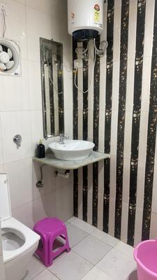 Bathroom Image of 1200 Sq.ft 1 BHK Independent House for rent in Jaipur House Colony Agra for Rs. 24000