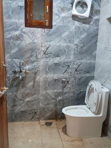 Bathroom Image of 1250 Sq.ft 2 BHK Builder Floor for rent in Gomti Nagar Lucknow for Rs. 20000