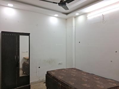 Bedroom Image of 750 Sq.ft 2 BHK Builder Floor for rent in Ranjeet Nagar New Delhi for Rs. 30000