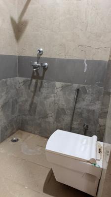 Bathroom Image of 750 Sq.ft 1 RK Builder Floor for rent in Sector 57 Gurgaon for Rs. 22000