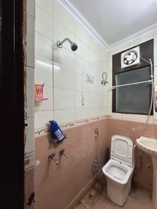 Bathroom Image of 900 Sq.ft 3 BHK Builder Floor for rent in Mahavir Enclave New Delhi for Rs. 32000