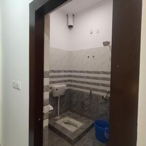 Bathroom Image of 850 Sq.ft 2 BHK Independent House for rent in Gomti Nagar Lucknow for Rs. 2499