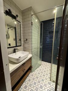Bathroom Image of 1350 Sq.ft 3 BHK Apartment / Flat for sale in Andheri West Mumbai for Rs. 40000000