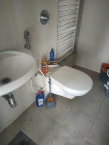Common Bathroom Image of 845 Sq.ft 2 BHK Apartment / Flat for rent in Ekta Lake Pleasant, Powai Mumbai for Rs. 73000