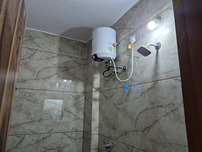 Bathroom Image of 600 Sq.ft 1 BHK Apartment / Flat for rent in Veena Nagar Indore for Rs. 18000