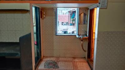 Kitchen Image of 250 Sq.ft 1 RK Apartment / Flat for rent in Girgaon Mumbai for Rs. 25000