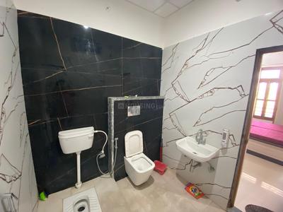 Bathroom Image of 2500 Sq.ft 9 BHK Apartment / Flat for rent in Ahmamau Lucknow for Rs. 120000