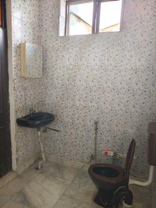 Bathroom Image of 350 Sq.ft 1 R Builder Floor for rent in Sikandra Agra for Rs. 7000