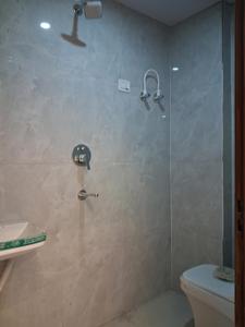 Common Bathroom Image of 980 Sq.ft 2 BHK Apartment / Flat for sale in GCM Gomati Apartment, Sector 49 Noida for Rs. 3958900