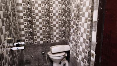 Bathroom Image of 700 Sq.ft 2 BHK Independent House for rent in Mandoli New Delhi for Rs. 10000