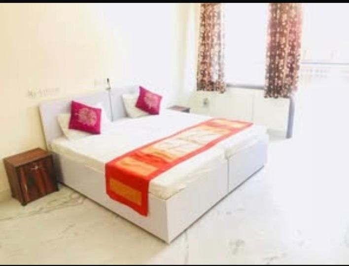 Bedroom Image of Girls pg in Sector 3, Noida