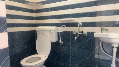 Bathroom Image of 600 Sq.ft 1 BHK Apartment / Flat for rent in Madhapur Hyderabad for Rs. 32000