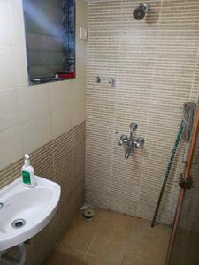 Common Bathroom Image of 405 Sq.ft 1 BHK Apartment / Flat for rent in Worli Mumbai for Rs. 38000